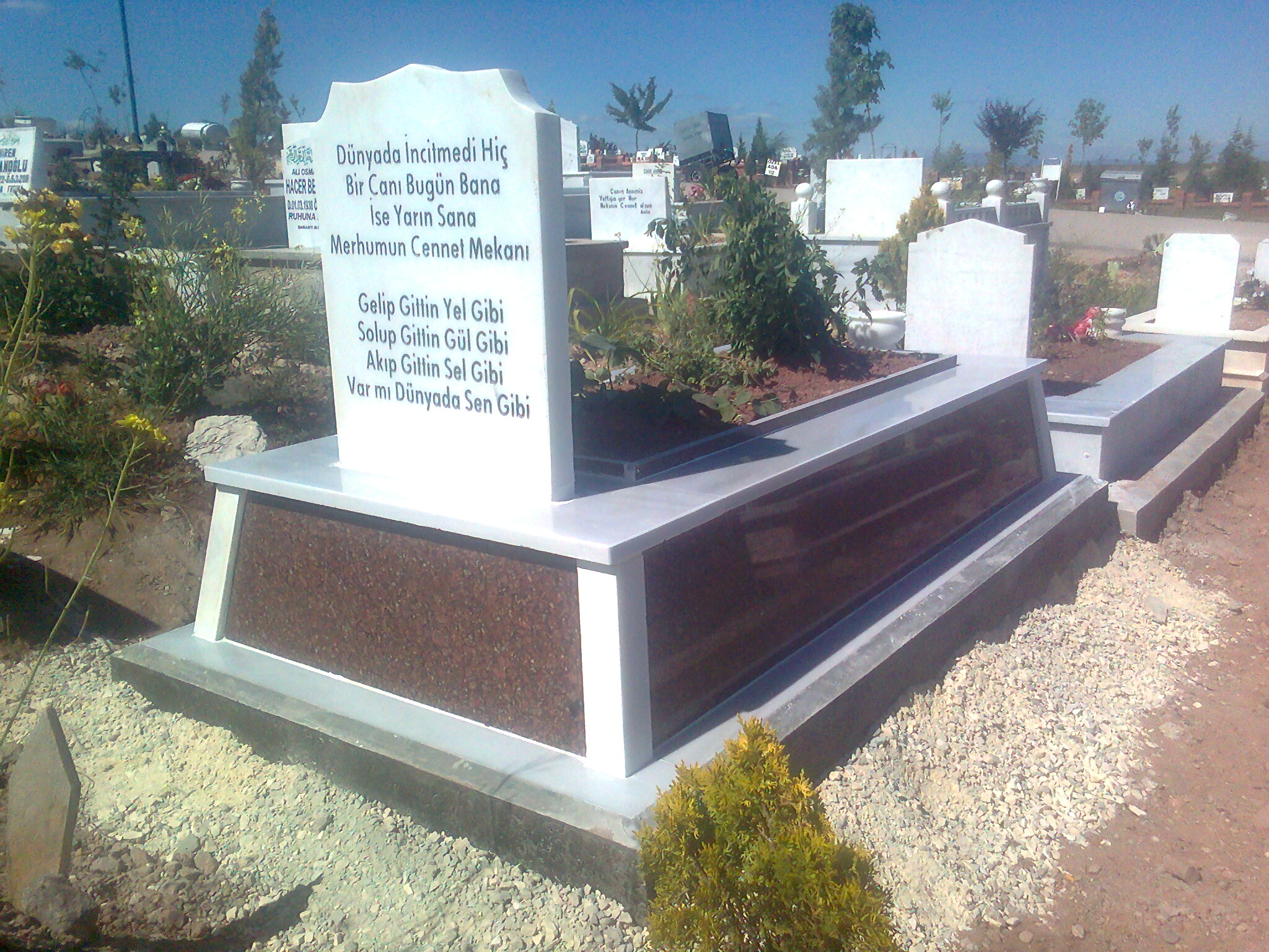 30'luk Açılı Kırmızı Granit Mezar